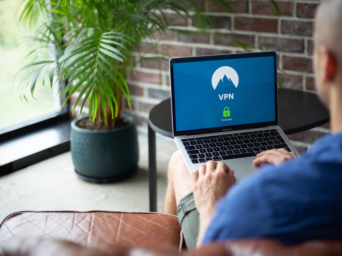 Prenosnik z zaslonom VPN in oznako Protected