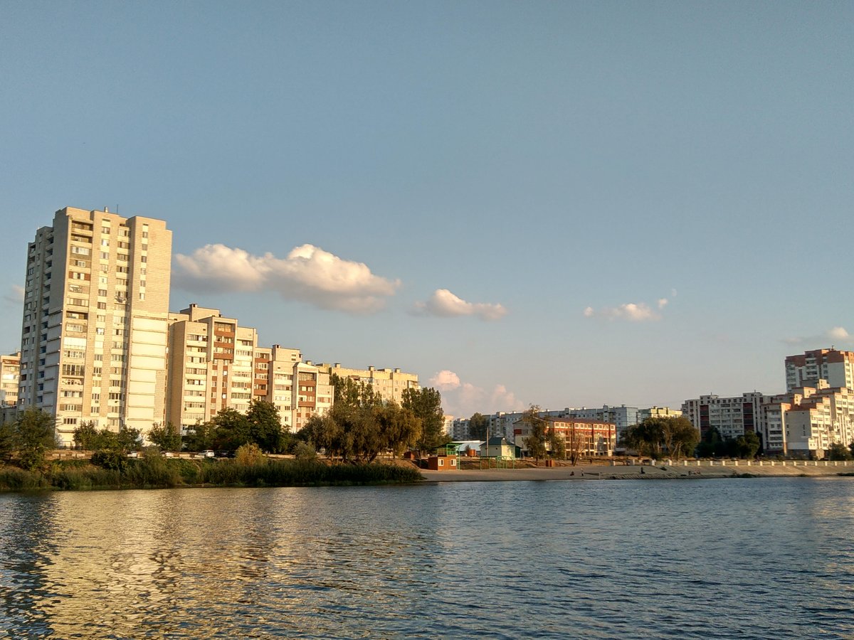 Stanovanjski bloki ob reki